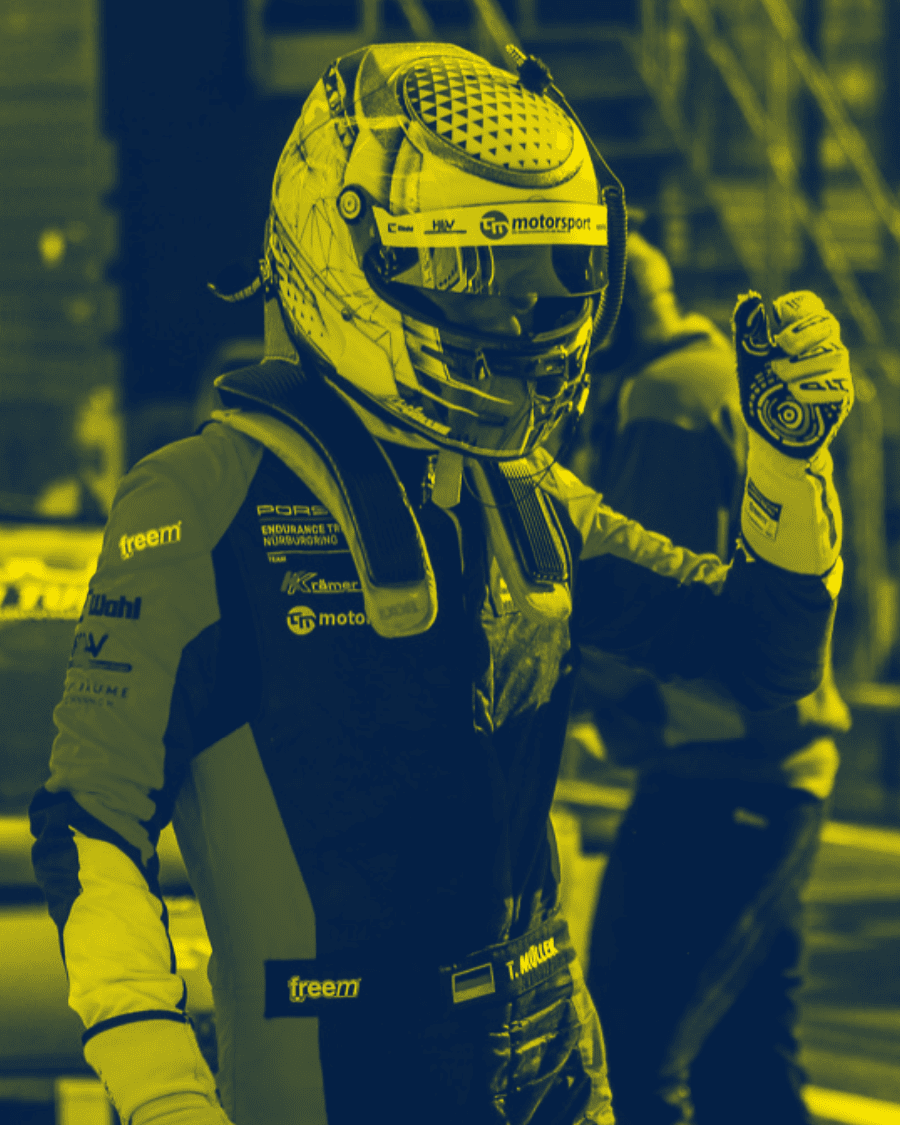 Foto von Tobias Müller im Rennanzug und mit Helm, Duotone Stil